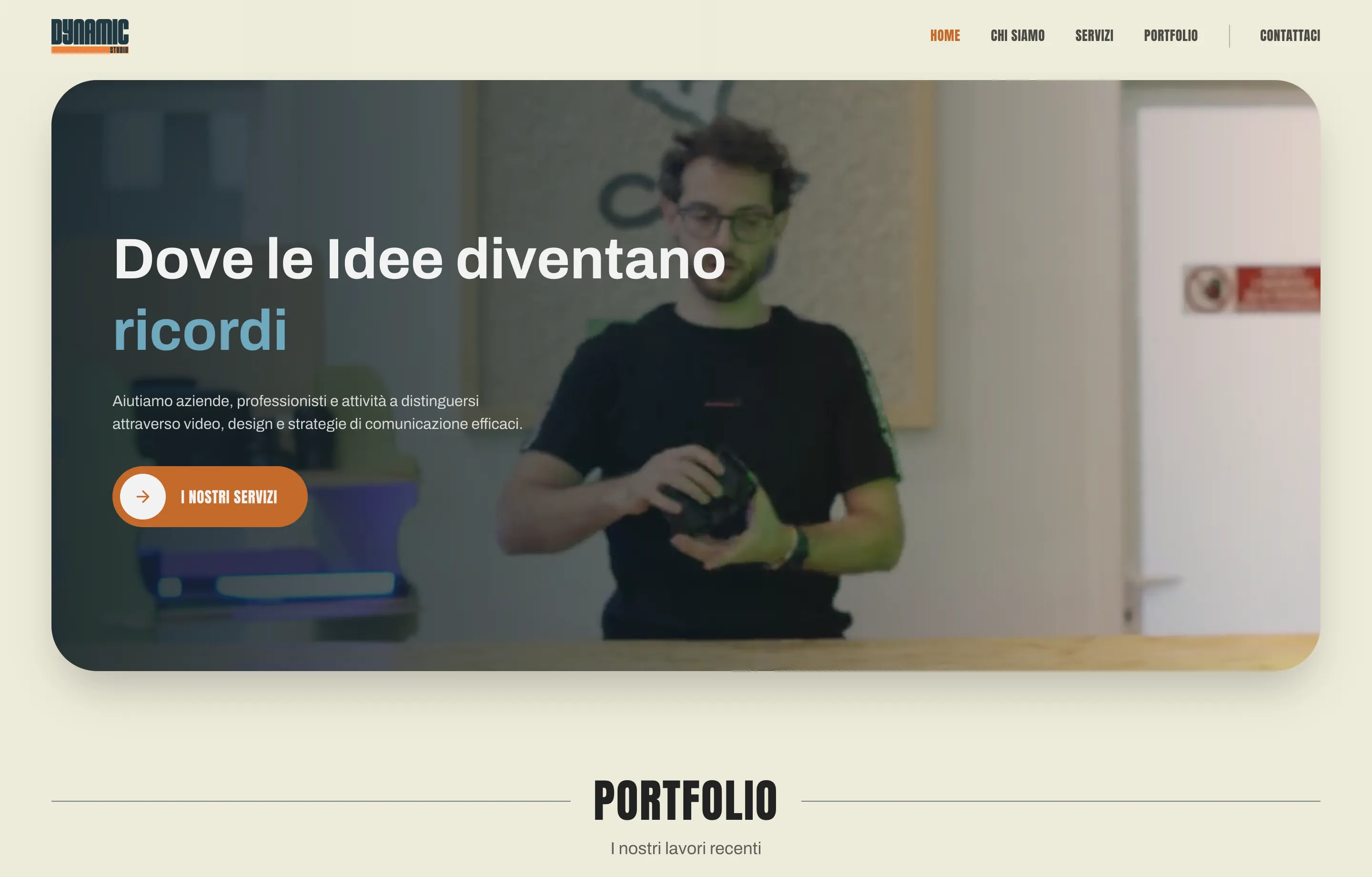 Home page del sito di Dynamic Studio: il claim «Dove le Idee diventano ricordi» sopra un fermo immagine di una ripresa in studio, e l'inizio della sezione portfolio